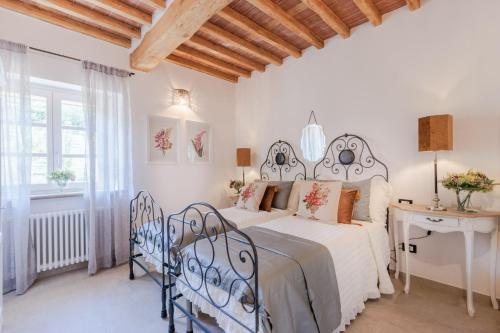 Ένα ή περισσότερα κρεβάτια σε δωμάτιο στο Villa Grema, a Farmhouse with Infinity Pool