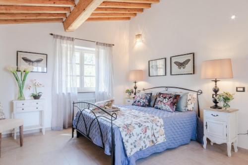 Ένα ή περισσότερα κρεβάτια σε δωμάτιο στο Villa Grema, a Farmhouse with Infinity Pool