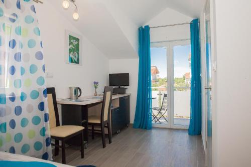 Televízia a/alebo spoločenská miestnosť v ubytovaní Gabi Rooms & Studio Apartment