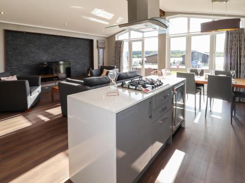 Dapur atau dapur kecil di 28 Delamere Point