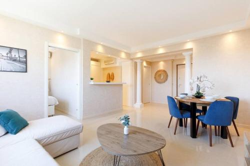 un salon avec un canapé blanc et une table dans l'établissement Top floor 2 beds 2baths, à Cannes