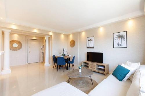 Top floor 2 beds 2baths