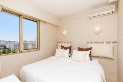 une chambre avec un lit blanc et une fenêtre dans l'établissement Top floor 2 beds 2baths, à Cannes