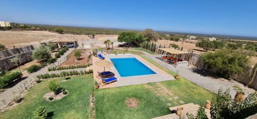 vista aerea su una villa con piscina di Villa DAR MAMA a Essaouira