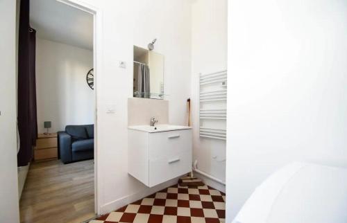 a bathroom with a sink and a mirror at Superbe studio 2 pers tout équipé WIFI & Proche Paris - R2 in Montreuil
