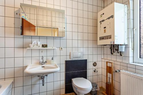 een badkamer met een toilet en een wastafel bij Haci Babas Home in Bestwig
