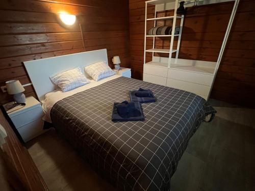 Un dormitorio con una cama con un osito de peluche. en Cabaña de Caldones 