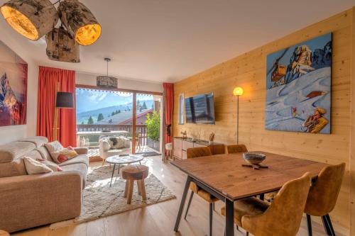 ein Wohnzimmer mit einem Tisch und einem Sofa in der Unterkunft Stunning flat with views of Mont Blanc in Combloux - Welkeys in Combloux