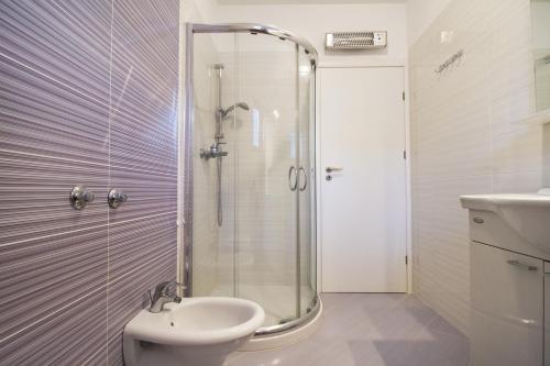 Ένα μπάνιο στο Lily Apartments Punta Skala