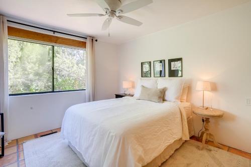 um quarto branco com uma cama e uma janela em Uptown Sedona Home with Panoramic Red Rock Views em Sedona