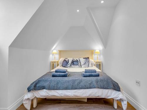 - une chambre avec un lit et des serviettes bleues dans l'établissement Pass the Keys Beach Front Home, à Whitstable