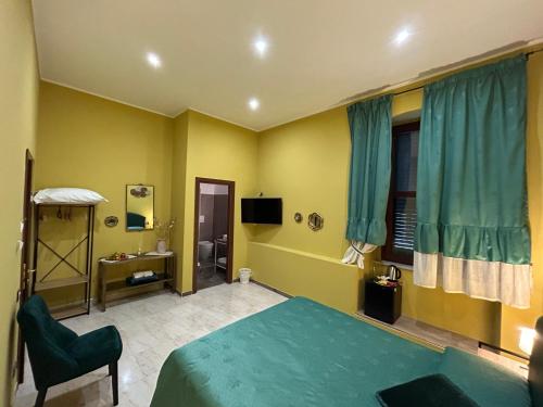 um quarto com uma cama verde e uma cadeira em Venus of Milo em Nápoles