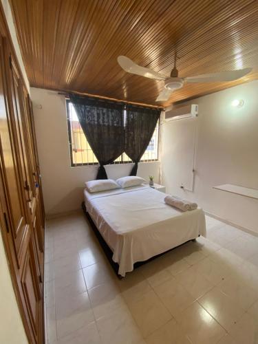 um quarto com uma cama grande e um tecto em madeira em Habitaciones cerca al aeropuerto 2 em Cartagena das Índias