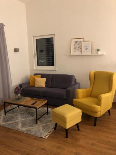 a living room with a couch and two chairs at Ferienwohnungen Mountainfloor - Chiemgau Karte in Inzell