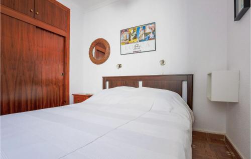 Kama o mga kama sa kuwarto sa 2 Bedroom Amazing Apartment In San Javier