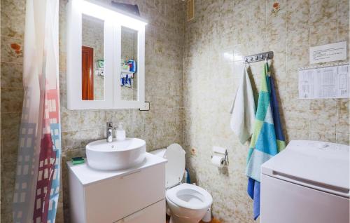 Bathroom sa 2 Bedroom Amazing Apartment In San Javier