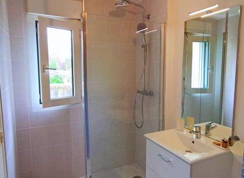 une salle de bain avec douche et lavabo dans l'établissement Appartement avec jardin - Centre-ville à 10 minutes à pied, à Caen