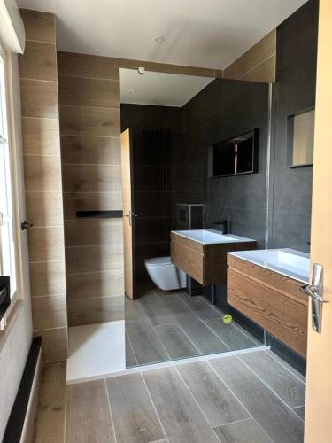 une salle de bain avec un lavabo, une baignoire et des toilettes dans l'établissement La Ferme de l'Abbaye, à Silli-en-Gouffern