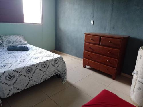 - une chambre avec un lit et une commode en bois dans l'établissement Casa Praia Ilha da Croa/Carro quebrado, à Barra de Santo Antônio