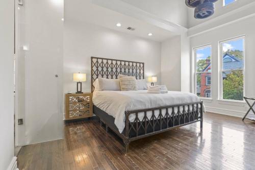 a bedroom with a large bed and two lamps at Franklin Manor-Columbus Downtown Luxury Estate in Columbus
