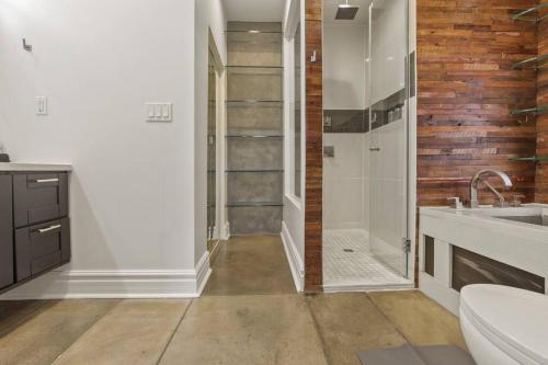 uma casa de banho com um chuveiro, um WC e um lavatório. em Franklin Manor-Columbus Downtown Luxury Estate em Columbus