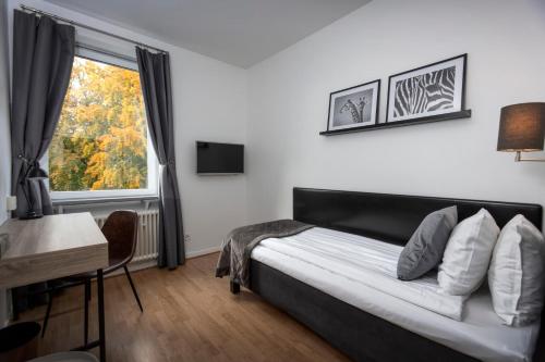 een slaapkamer met een bed en een raam bij Hotell Skövde in Skövde