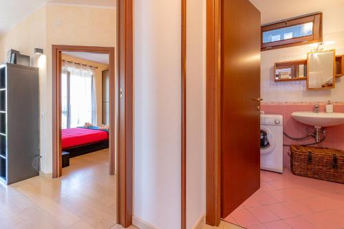 W pokoju znajduje się łazienka z umywalką i toaletą. w obiekcie [Como-Blevio] Suite lake view + private garage w mieście Blevio