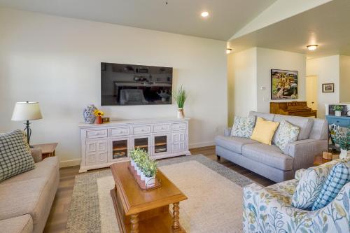 Χώρος καθιστικού στο Modern Farmhouse in Herriman with Mountain Views!