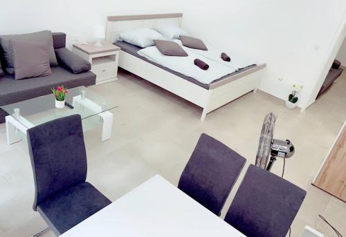 a bedroom with a bed and a table and chairs at Queen Apartment 4P WL in Vienna