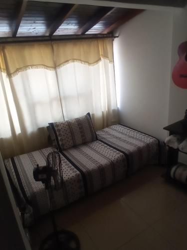 um quarto com 2 camas em frente a uma janela em Casa b em Itagüí