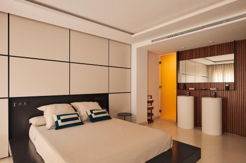 Postel nebo postele na pokoji v ubytování San Nicolas Luxury Home with prívate terrace