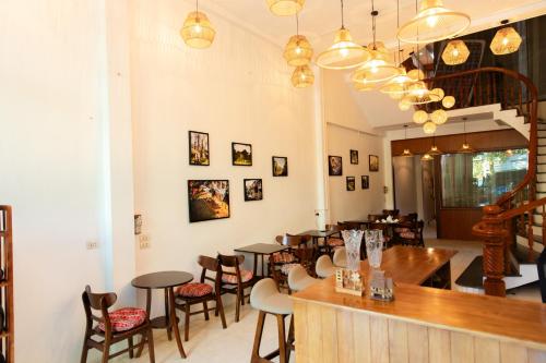 un ristorante con tavoli e sedie e un bar di AmberSun Travel & Tours a Ha Giang