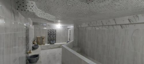 - une salle de bains blanche avec 2 toilettes et 2 lavabos dans l'établissement DR. GREENS, à Antalya