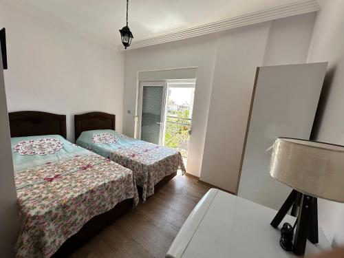 ein kleines Zimmer mit 2 Betten und einem Fenster in der Unterkunft DR. GREENS in Antalya