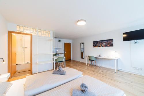 een woonkamer met een bed en een bureau bij Modern und Renoviert in Neurenberg