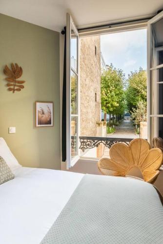 une chambre avec un lit et une grande fenêtre dans l'établissement Luxury flat Champs Élysées Air Cond. 6 Pers, à Paris