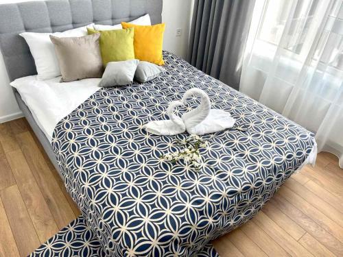 een bed met twee zwanenhanddoeken erop bij Люкс апартаменти в затишному ЖК бізнес класу in Kiev