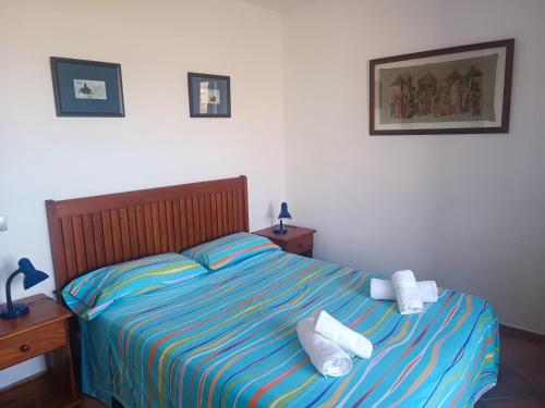 1 dormitorio con 1 cama con 2 toallas en Casa de Famara en Famara