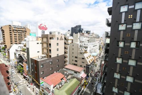 een uitzicht over een stad met hoge gebouwen bij Apartment Hotel 11 Shinsaibashi AMEMURA in Osaka