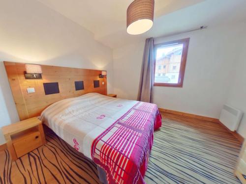 une chambre avec un lit et une fenêtre dans l'établissement Charmant Appartement 2P aux Saisies avec Piscine Chauffée, Balcon Sud, et Accès Fitness - FR-1-594-167, à Hauteluce