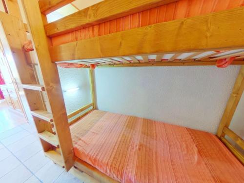 Ce lit superposé se trouve dans un dortoir doté de parquet. dans l'établissement Studio Alcôve avec Balcon - 4 Pers. - Centre Station - Proche Commerces et Pistes Face au Mont Bisanne - FR-1-594-88, à Hauteluce