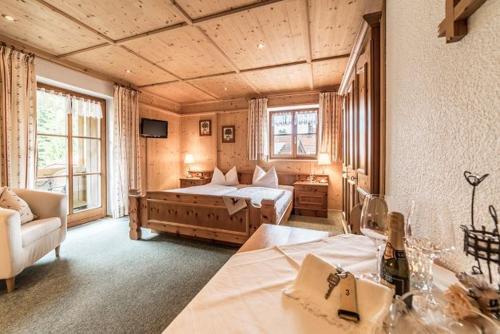 ein Schlafzimmer mit einem Bett und einem Sofa in einem Zimmer in der Unterkunft LandererMühle in Lenggries