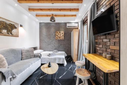 Μια τηλεόραση ή/και κέντρο ψυχαγωγίας στο Skra Hideaway in Thessaloniki Center by BiNoBi !