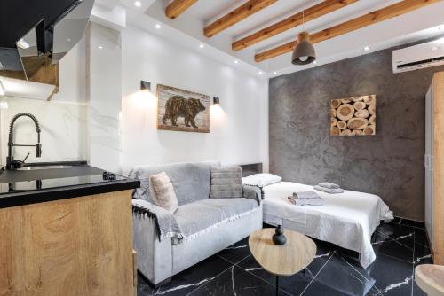 Ένα ή περισσότερα κρεβάτια σε δωμάτιο στο Skra Hideaway in Thessaloniki Center by BiNoBi !