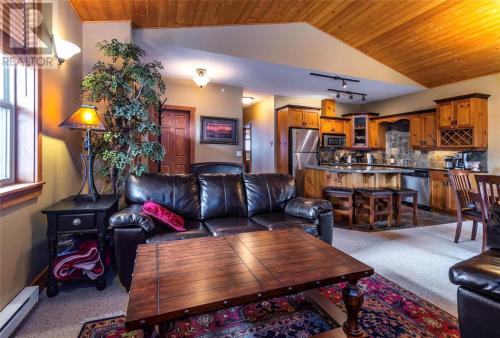 Big White 2 Bdrm 2 Bath, 12' vaulted ceilings, 70 inch TV, Hot Tub