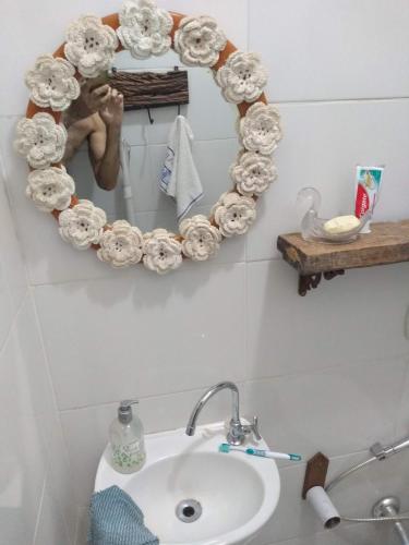 uma pessoa a tirar uma foto de um espelho numa casa de banho em CASA COLONIAL C/ GRANDE QUINTAL.CENTRO HISTÓRICO em Paracatu