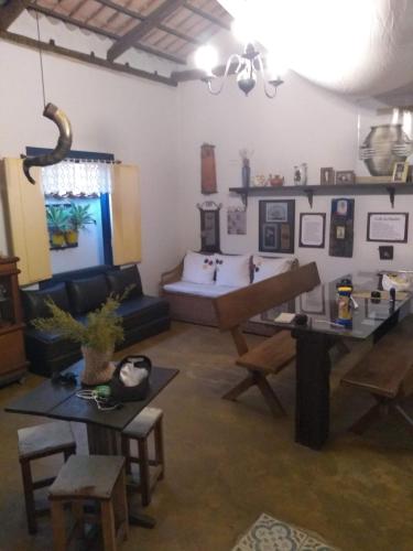 a living room with a couch and a table at CASA COLONIAL C/ GRANDE QUINTAL.CENTRO HISTÓRICO in Paracatu