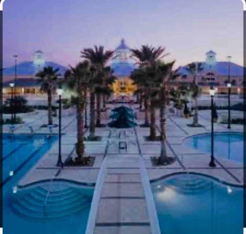 ein Resort mit Palmen und 2 Swimmingpools in der Unterkunft Townhome Baptist South St JohnsTownCenter Beach in Jacksonville