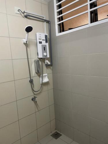 een douche in een wit betegelde badkamer met een raam bij Omma Homestay Putrajaya, Presint 17 in Putrajaya