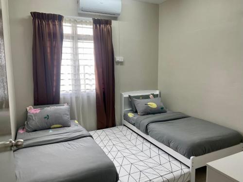 Postel nebo postele na pokoji v ubytování Omma Homestay Putrajaya, Presint 17